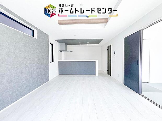 【リビング】縦長で奥行きのあるリビングは、家具の配置がしやすく使い勝手が非常に良いです。特にソファを配置した時にその便利さがお分かりいただけると思います。ゆったりと、くつろげる場所でなくてはならないと考えています