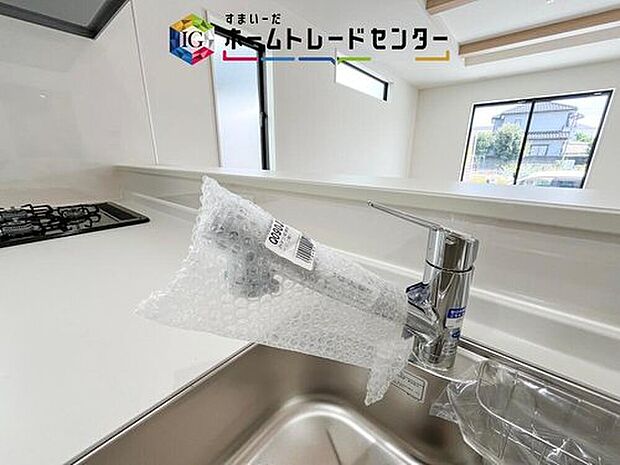 【【浄水器】】浄水カートリッジ内蔵で場所を取らずに見た目もスッキリ。ノズルはシャワーヘッドになっておりお掃除も楽々です。

