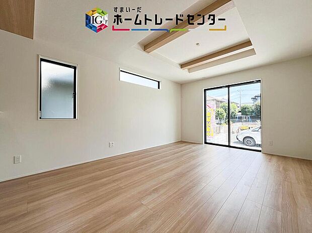 【リビング】リビングにはこだわって開口部を可能な限り多く設けました。日当たり、風通しを良くするのはもちろんですが、やはり人が集まる場所ですので、開放感が必要な場所だと思います。広々としたリビングをお楽しみください