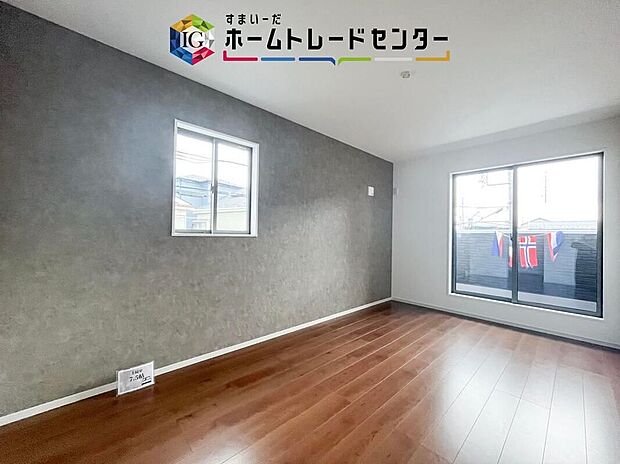 【リビング以外の居室】明るさの入る洋室は、子ども部屋にも在宅ワークにも使いやすい空間。成長や働き方の変化に合わせて役割を変えやすく、暮らしの先々まで無駄なく使えます。家具の配置もしやすい一室です。朝も明るく過ごせます。