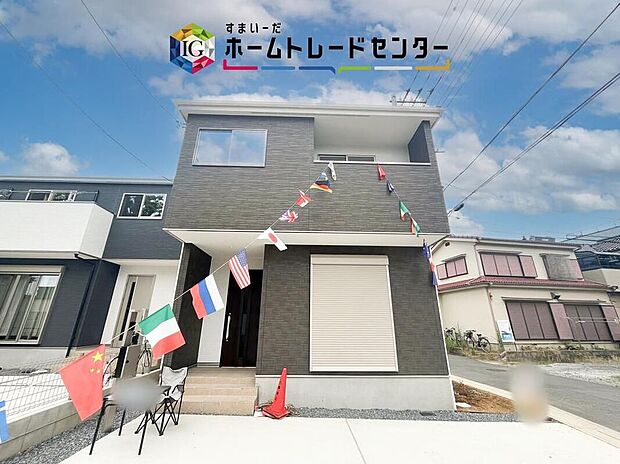 【現地外観写真】別角度から建物の外観を確認でき、道路との距離感や玄関まわりの雰囲気が伝わります。朝に家族がそれぞれ出発する場面や、買い物から戻って荷物を運ぶ時間まで、戸建てで暮らす日常が自然に浮かぶ一枚です。