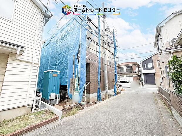 【前面道路含む現地写真】静かな生活道路に面した、安心の住まい。車の往来が少なく、小さなお子さまがいるご家族にも優しい、穏やかな環境が整っています。