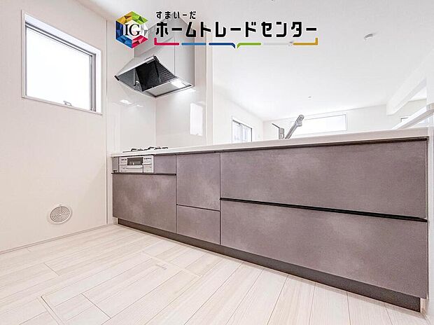 【【システムキッチン】】キッチンには大容量のオールスライド式の収納を採用しております。奥までしっかりと収納として活用でき、取り出す時も手前の物をどかしたりする手間など掛かりません、キッチン周りをいつもスッキリにしておけます。