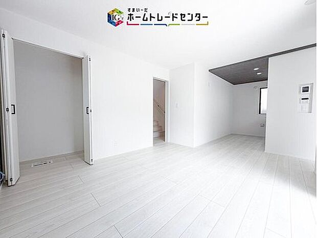 【リビング】LDKのリビングスペースです。広く奥行きのあるリビングの為、ダイニング、リビングの各スペースがしっかりと確保できます。お食事の後はこちらに移って皆様でおくつろぎください。