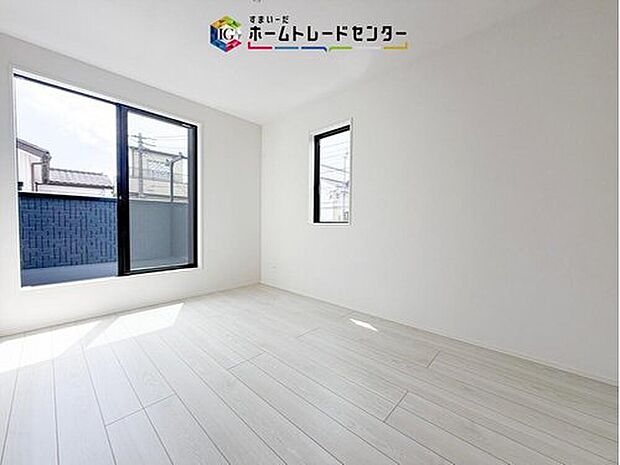 【洋室】2階洋室です。このお部屋と隣室どちらからでもバルコニーは出入り可能です。バルコニーに面したお部屋を主寝室にしたのはいいけれど、お休みになってる方がいてお洗濯ものを干しに行けない、なんてことはありません