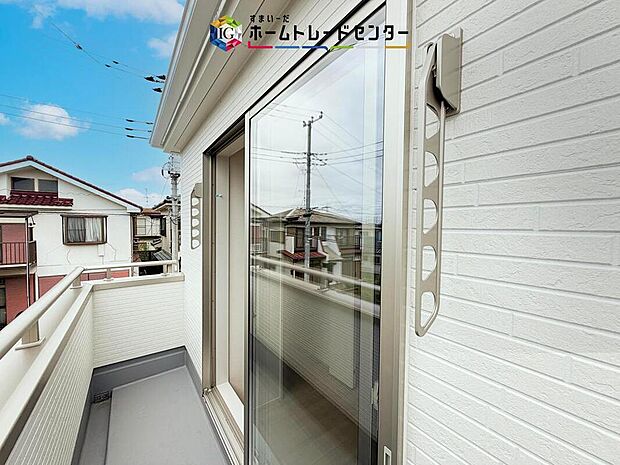【バルコニー】バルコニーは2部屋以上からの出入りが可能となっております。同じ家族でも生活スタイルが異なる今の時代、昼間お休みになられている方がいても支障なくバルコニーを使えるために必要とされる要素かと思います。