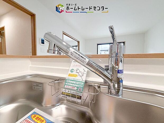 【【浄水器】】浄水カートリッジ内蔵で場所を取らずに見た目もスッキリ。ノズルはシャワーヘッドになっておりお掃除も楽々です。