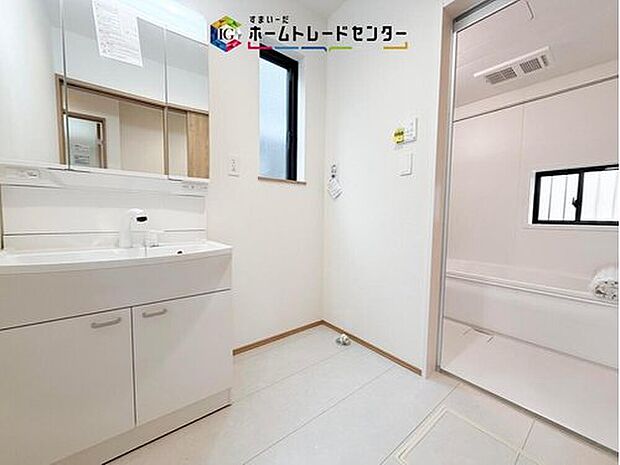 【【洗面所】】洗面所にしっかりとしたゆとりを持たせることで、普段の生活の快適さにつながります。朝の準備に洗濯物の取り回し、浴室出入りや着替えなど、機能性が求められる場所です。しっかりとした広さを確保しております。