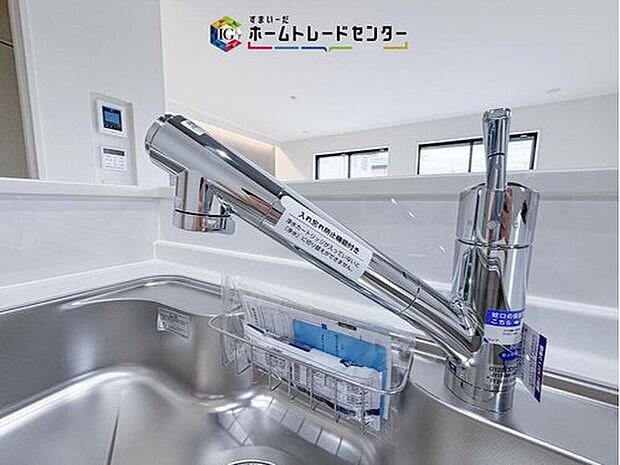 【【浄水カートリッジ付き水栓】】キッチンには浄水機能付きの水栓を採用。飲み水や料理に使う水を手軽に切り替えられ、毎日の調理をサポートします。シンクまわりも使いやすく、家事の流れを整えやすい仕様です。