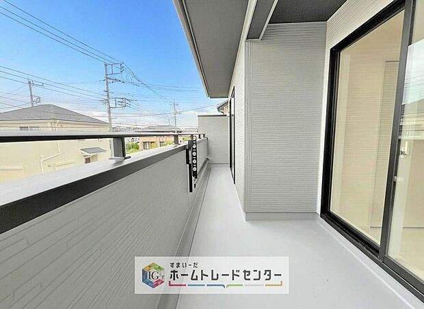 【バルコニー】バルコニーは2部屋以上からの出入りが可能となっております。同じ家族でも生活スタイルが異なる今の時代、昼間お休みになられている方がいても支障なくバルコニーを使えるために必要とされる要素かと思います。