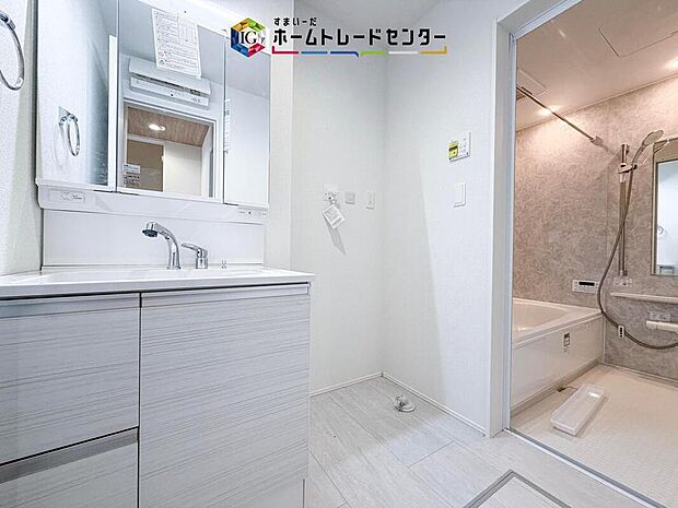 【【洗面所】】合わせ鏡が可能な3面鏡です。朝の忙しい時間でもの身だしなみのチェックもここだけで完結できます。もちろん鏡の後ろは充分な収納力を持った収納となっており、視界に入る部分はスッキリと片付きます。