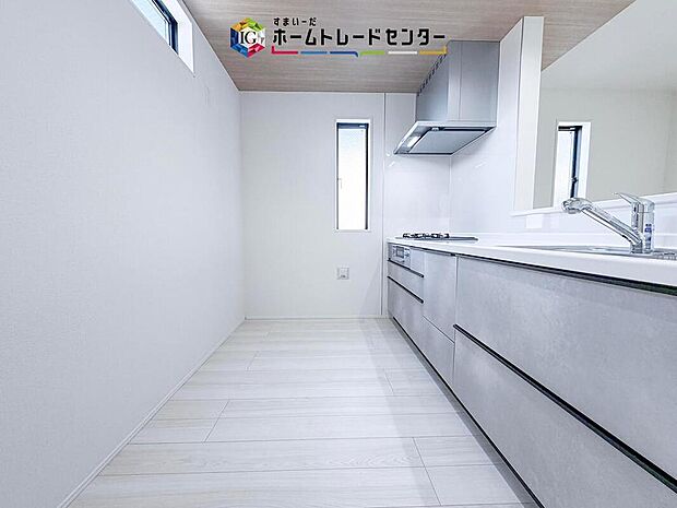 【キッチン】キッチンスペースは家族で作業が出来るよう広めにとりました。みんなで楽しくお料理をすれば、より美味しい食事が創れそうです。そしてお料理好きなお子様が育つかも、もちろん片付けもみんなでできます。