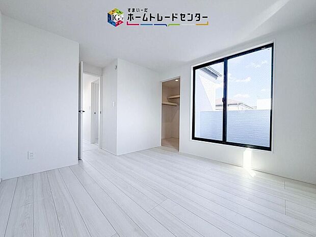 【リビング以外の居室】３階の居室は日当たりも眺望もよい気持ちの良い空間となっております。２面採光となっておりますので、広く景色を楽しめるのはもちろん、風通しが良く嫌なことがあっても自分のお部屋でリフレッシュできます。