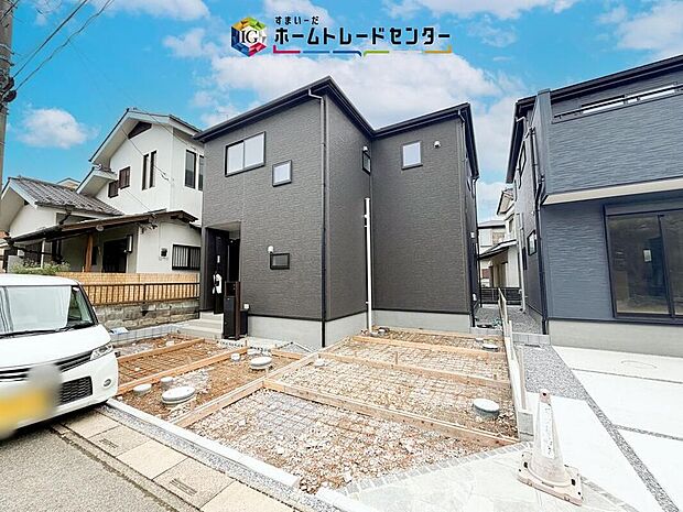 【現地外観写真】お車はゆとりをもって並列2台停めていただます。お出かけの際に誰かに頼んで前の車をどかしたり、1台の停め方によってはもう一台の駐車が難しかったり、そんなストレスとは無縁の広さがあり、楽々停められます。