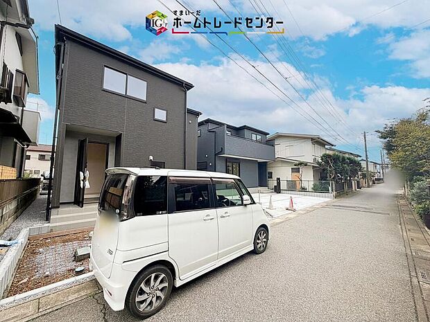 【前面道路含む現地写真】駅徒歩13分でお車並列2台可能です。駅が近いので、2台必要ないかもしれませんが、スペースとして確保できていれば普段はフリースペースとして、来客時は駐車場としてと使えますので、会って不便はありません。