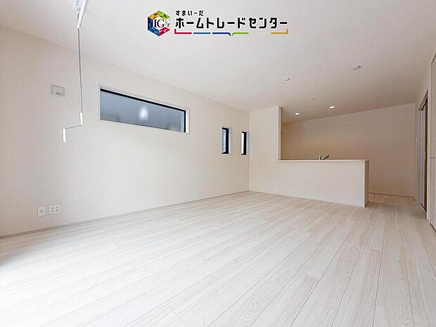 【リビング】対面キッチンの前にダイニングテーブルを置き、手前側がリビングスペースになるかと思います。広く奥行きがありますので、ダイニング、リビングの各スペースの役割をしっかり分けて確保していただけます。