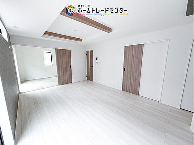 【リビング】リビングの天井一部を折上天井とすることで、天井高を高くし開放感を持たせるとともに、アクセントをつけ高級感を持たせました。このちょっとした工夫が、お友達を呼びたくなる家へと大きく進化させてくれます。