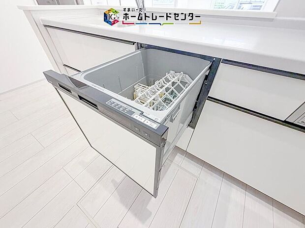 【【食洗器】】毎日の食器洗いをサポートしてくれる食洗器付き。夕食後の片付け時間を短縮しやすく、家族と過ごす時間や自分の時間を確保しやすい設備です。忙しい朝や夜の家事負担を減らしたいご家庭にも役立ちます。