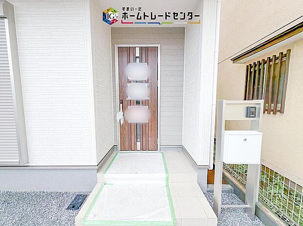 【玄関】駐車場横のアプローチを上がると、木目調の高級感のある玄関ドアがございます。玄関を開けると広々とした空間と収納も目の前に！玄関が広い家は入った瞬間から気持ちが良いです。ぜひご自身で確かめて見て下さい。