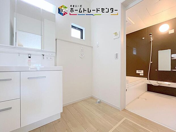 【【洗面台・洗面所】】合わせ鏡が可能な3面鏡です。朝の忙しい時間でもの身だしなみのチェックもここだけで完結できます。もちろん鏡の後ろは充分な収納力を持った収納となっており、視界に入る部分はスッキリと片付きます。