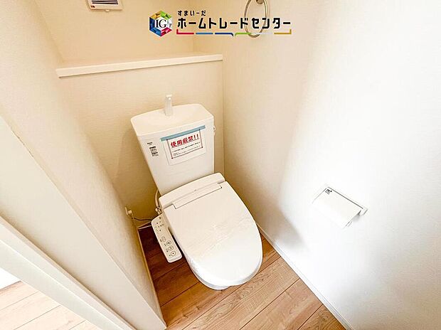 【【トイレ】】暖房機能の付いた便座は冬の寒い日にはあって良かったと本当に思います。もちろん快適で清潔なシャワー機能は標準で備えています。スペースも広くとっているので普段のお掃除もしやすいトイレスペースです。