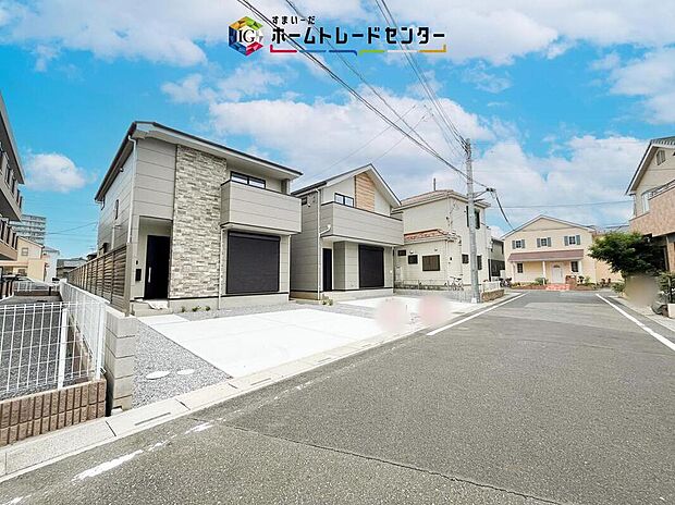 【現地外観写真】お車はゆとりをもって並列2台停めていただます。お出かけの際に誰かに頼んで前の車をどかしたり、1台の停め方によってはもう一台の駐車が難しかったり、そんなストレスとは無縁の広さがあり、楽々停められます。