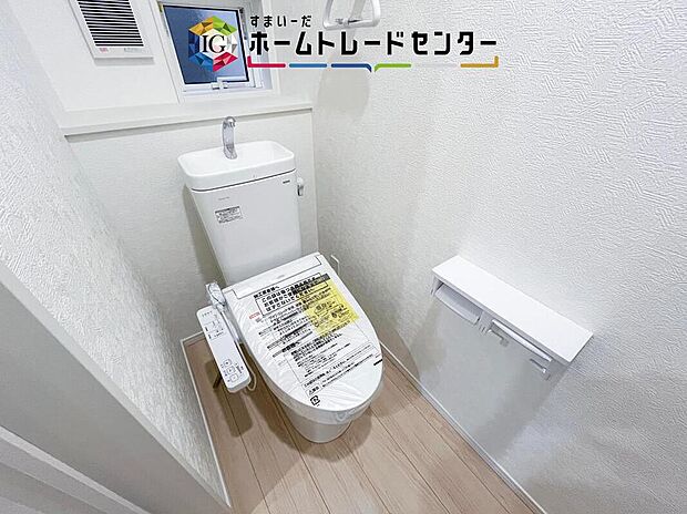 【【トイレ】】暖房機能の付いた便座は冬の寒い日にはあって良かったと本当に思います。もちろん快適で清潔なシャワー機能は標準で備えています。スペースも広くとっているので普段のお掃除もしやすいトイレスペースです。