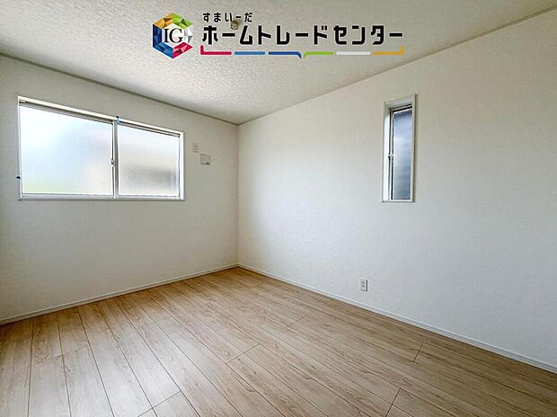 【リビング以外の居室】こちらは2番目に暗いお部屋です。あえて2番目に暗いと書きましたが、これで暗いと言ったら怒られてしまうだろうなというくらいしっかりとした明るさを確保できています。もちろんこちらも2面採光風通しも良好です