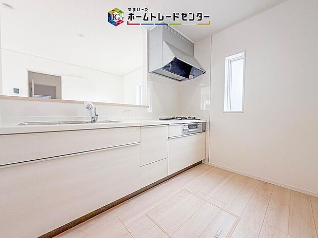 【【システムキッチン】】見栄えもよくお手入れもスムーズに出来ます。豊富な収納力もございますので、キッチンスペースをスッキリとお使い頂けそうです。