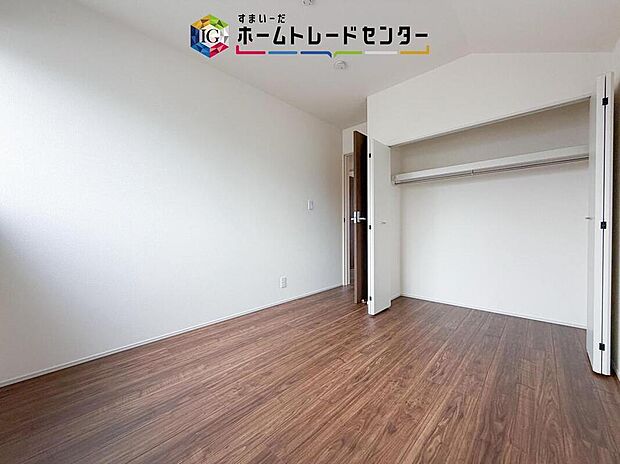 【リビング以外の居室】各居室に収納を完備しております。収納が豊富な住宅は居室空間がしっかりと使えるので暮らしやすさが断然に上がります。荷物をを気にすることなく家具の配置をお好み通りにできるのも大きな魅力です。
