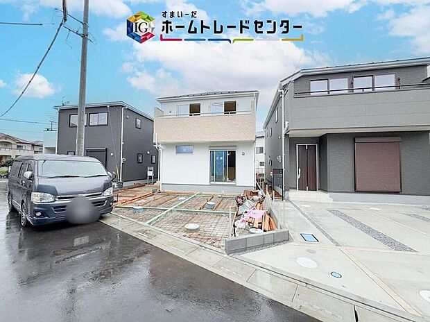 【前面道路含む現地写真】一戸建ての大きなメリットは、「自分の土地」を自由に使えること。好きなペットが飼えるほか、ガーデニングやDIY、車やバイクの手入れなど様々な趣味を楽しめます♪