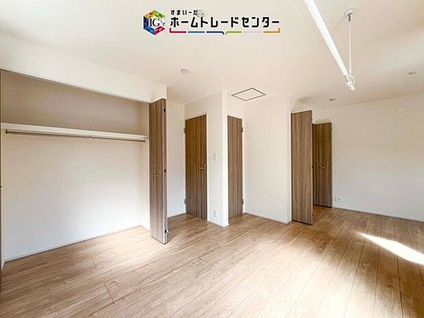 【洋室】将来的には間仕切りを設けて二つの部屋にすることも考えた洋室です。現在は10帖以上の主寝室としてお使いいただき、家族が増えたとき、成長した時には、間仕切りをし、お二人分のプライベート空間へと変わります。