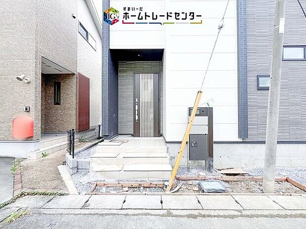 【玄関】駐車場横のアプローチを上がると、木目調の高級感のある玄関ドアがございます。玄関を開けると広々とした空間と収納も目の前に！玄関が広い家は入った瞬間から気持ちが良いです。ぜひご自身で確かめて見て下さい。