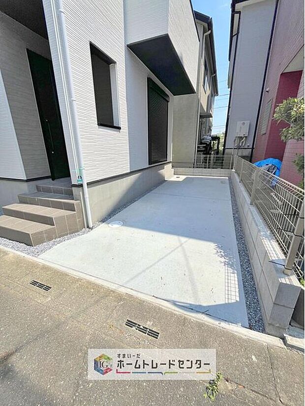 【【敷地内駐車場】】目の届きやすい場所に駐車場があるので安心感があります。また、荷物をたくさん持った状態でも車を降りてすぐ建物内に入ることができ、子どもを持つファミリー世帯にもおすすめです。