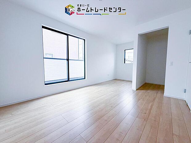 【リビング以外の居室】主寝室は9帖、お子様がまだ小さいご家庭なら2階のお部屋はここだけでいいかもしれません、もちろんウォークインクローゼットがついておりますので、荷物に悩まされることなく、好きに家具の配置ができます
