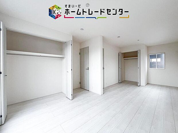 【収納】各居室に収納を完備しております。収納が豊富な住宅は居室空間がしっかりと使えるので暮らしやすさが断然に上がります。荷物をを気にすることなく家具の配置をお好み通りにできるのも大きな魅力です。