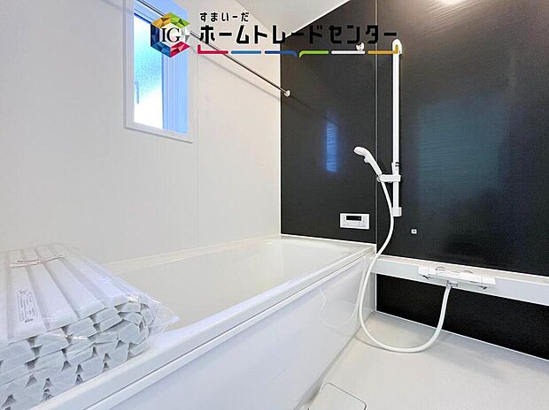 【【浴室】】一坪タイプのユニットバスは、足をしっかりと延ばして一日の疲れを癒すことが可能です。浴室暖房乾燥機も完備しておりますので、カビの心配が無いのはもちろん、雨の日のお洗濯物はお風呂で乾かせます。