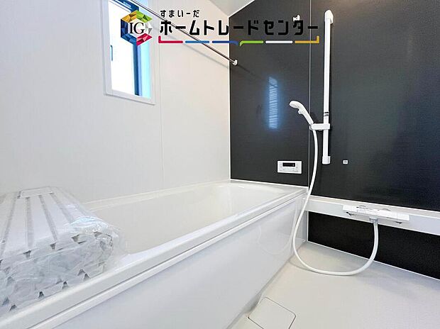 【【浴室】】一坪タイプのユニットバスは、足をしっかりと延ばして一日の疲れを癒すことが可能です。浴室暖房乾燥機も完備しておりますので、カビの心配が無いのはもちろん、雨の日のお洗濯物はお風呂で乾かせます。