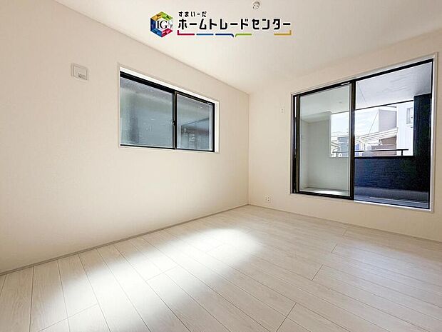 【リビング以外の居室】日当りの良さは写真でも充分に伝わるかと思いますが、開放感のある周囲にめぐまれたおかげで、風通しもとても良くなっております。ぜひ現地を見ていただき体感していただきたいポイントです。