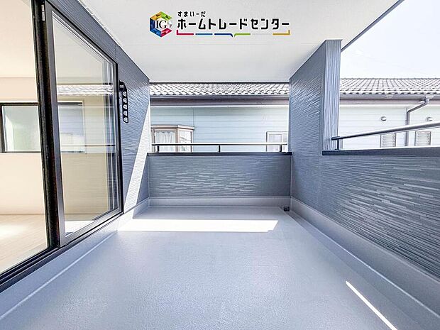 【バルコニー】洗濯物を干すスペースとして急な雨で洗濯物が濡れてしまうのを防いだり、気軽に外で朝食やお茶などを楽しむセカンドリビングのような使い方ができます。
