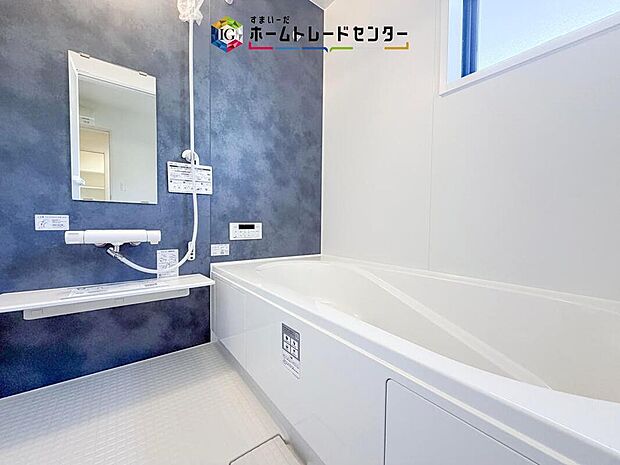 【【浴室】】一坪タイプのユニットバスは、足をしっかりと延ばして一日の疲れを癒すことが可能です。浴室暖房乾燥機も完備しておりますので、カビの心配が無いのはもちろん、雨の日のお洗濯物はお風呂で乾かせます。
