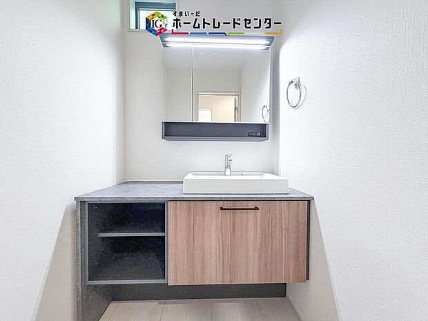 【【洗面所】】洗面所と脱衣所を分けた間取りで、入浴中でも洗面台が使えて家族の生活動線がスムーズ。来客時にも脱衣スペースを見せずに済み、プライバシーに配慮した使いやすい設計です♪