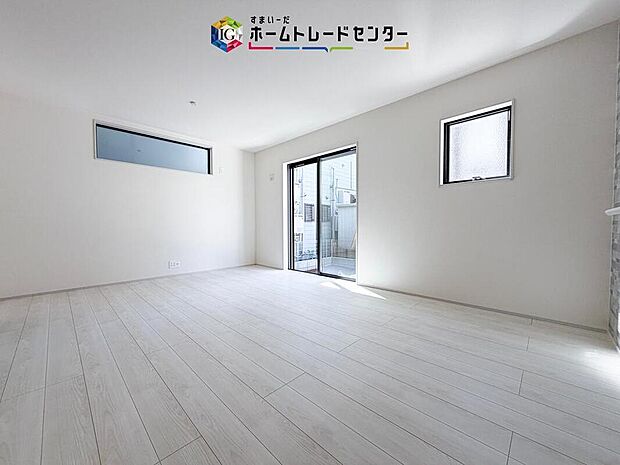 【リビング】リビングにはこだわって開口部を可能な限り多く設けました。日当たり、風通しを良くするのはもちろんですが、やはり人が集まる場所ですので、開放感が必要な場所だと思います。広々としたリビングをお楽しみください