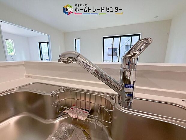 【【浄水器】】浄水カートリッジ内蔵で場所を取らずに見た目もスッキリ。ノズルはシャワーヘッドになっておりお掃除も楽々です。