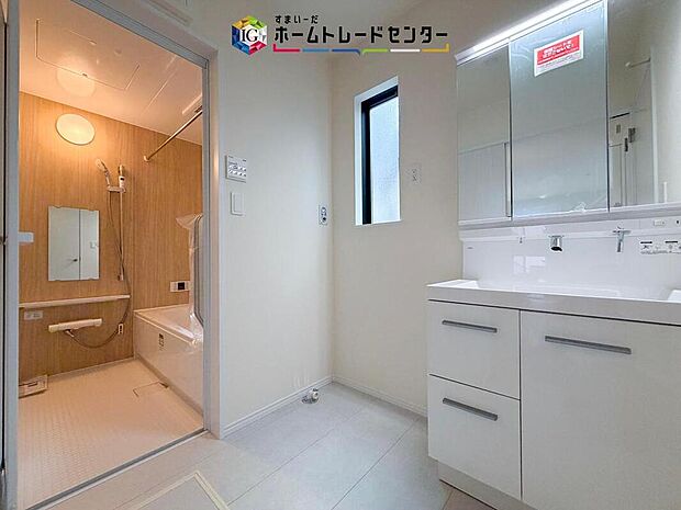 【【洗面所】】合わせ鏡が可能な3面鏡です。朝の忙しい時間でもの身だしなみのチェックもここだけで完結できます。もちろん鏡の後ろは充分な収納力を持った収納となっており、視界に入る部分はスッキリと片付きます。