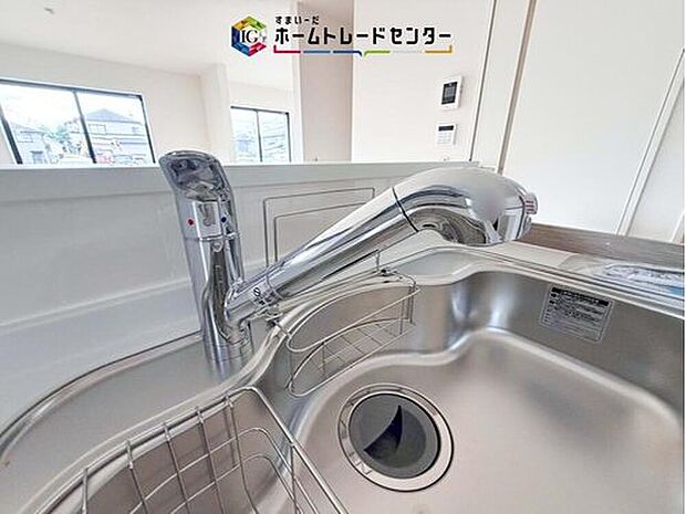 【【浄水器】】浄水カートリッジ内蔵で場所を取らずに見た目もスッキリ。ノズルはシャワーヘッドになっておりお掃除も楽々です。