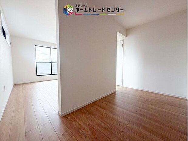 【収納】お子様との思い出もたっぷりしまえるウォークインクローゼット。衣類だけでなく、鞄などの小物からスーツケースやレジャー用品などの大きな物までたっぷり収納出来ます。