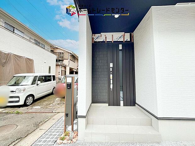 【玄関】駐車場横のアプローチを上がると、木目調の高級感のある玄関ドアがございます。玄関を開けると広々とした空間と収納も目の前に！玄関が広い家は入った瞬間から気持ちが良いです。ぜひご自身で確かめて見て下さい。