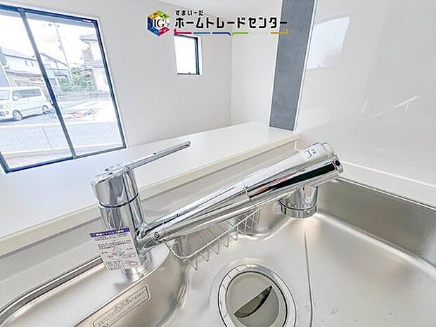 【【浄水器】】浄水カートリッジ内蔵で場所を取らずに見た目もスッキリ。ノズルはシャワーヘッドになっておりお掃除も楽々です。