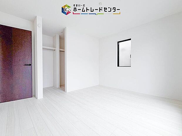 【洋室】主寝室は7.25帖、お子様がまだ小さいご家庭なら2階のお部屋はここだけでいいかもしれません、もちろんウォークインクローゼットがついておりますので、荷物に悩まされることなく、好きに家具の配置ができます。